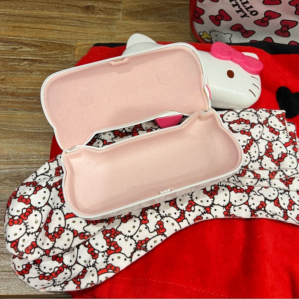 Hello Kitty Travel Bundle - Picture 8 of 8